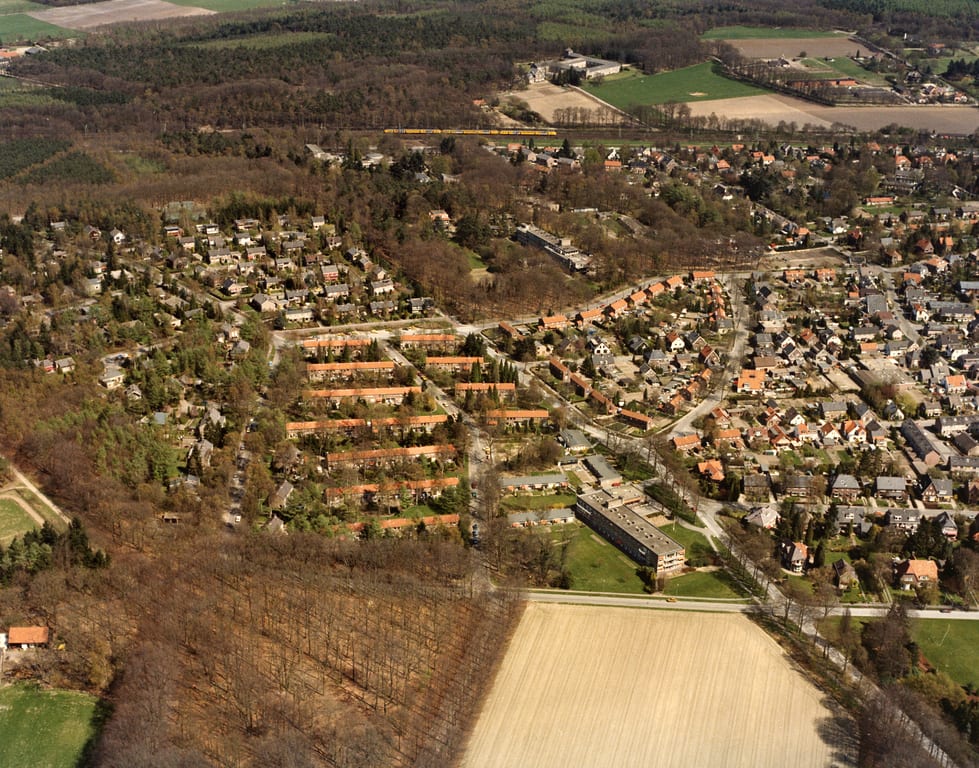 Luchtfoto van het gebied rond de Oranjeweg. Op de voorgrong "De Bosrand"" op de hoek van de Oranjeweg met de Hartensteinlaan. Foto 1982.