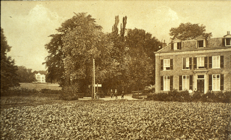 De villa" Buitenrust" met links op de achtergrond het door Jan Kneppelhout gebouwde derde huis "Hemelsche Berg".