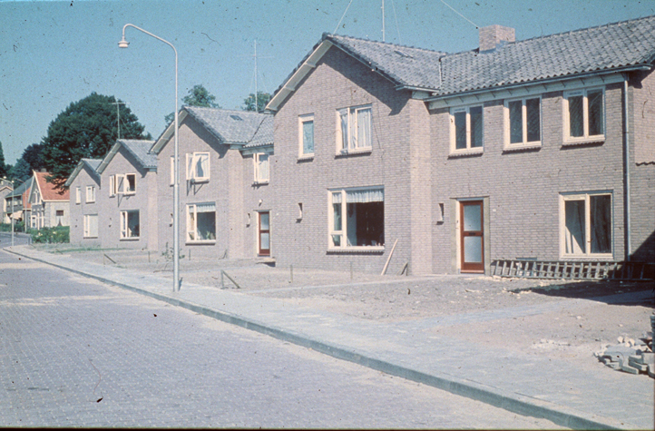 Rond 1955 werd de Weverstraat ter hoogte van de knik naar de Beneden-Weverstraat doorgetrokken en de Dr. Brevéestraat aangelegd. Hier met de bebouwing kort na de oplevering.