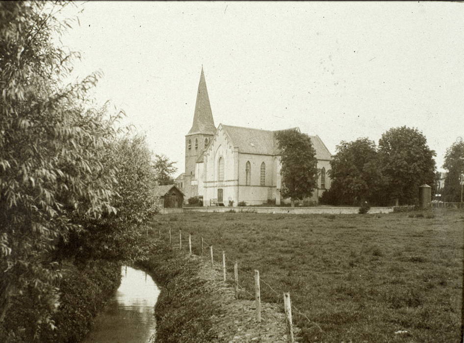 Oude Kerk vanuit het zuidoosten met op de voorgrond "de wei van Rijks" en links op de voorgrond de Leigraaf.