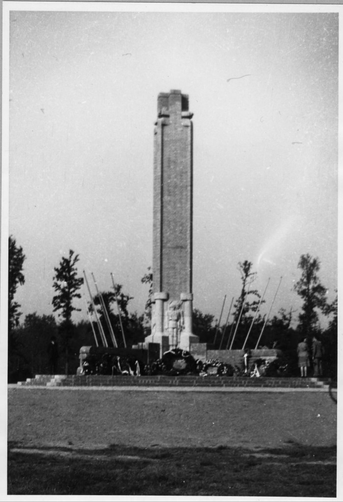 Het monument kort na de onthulling