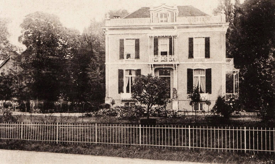 "Villa Nova", gebouwd rond 1865 door de bankier Fock die daarvoor in de villa "Lucienheuvel"woonde op de plek van de huidige vijver van de "Hemelse Berg". Later werd de villa omgedoopt tot "Dennenoord door de toenmalige bewoners de familie Lucardie.