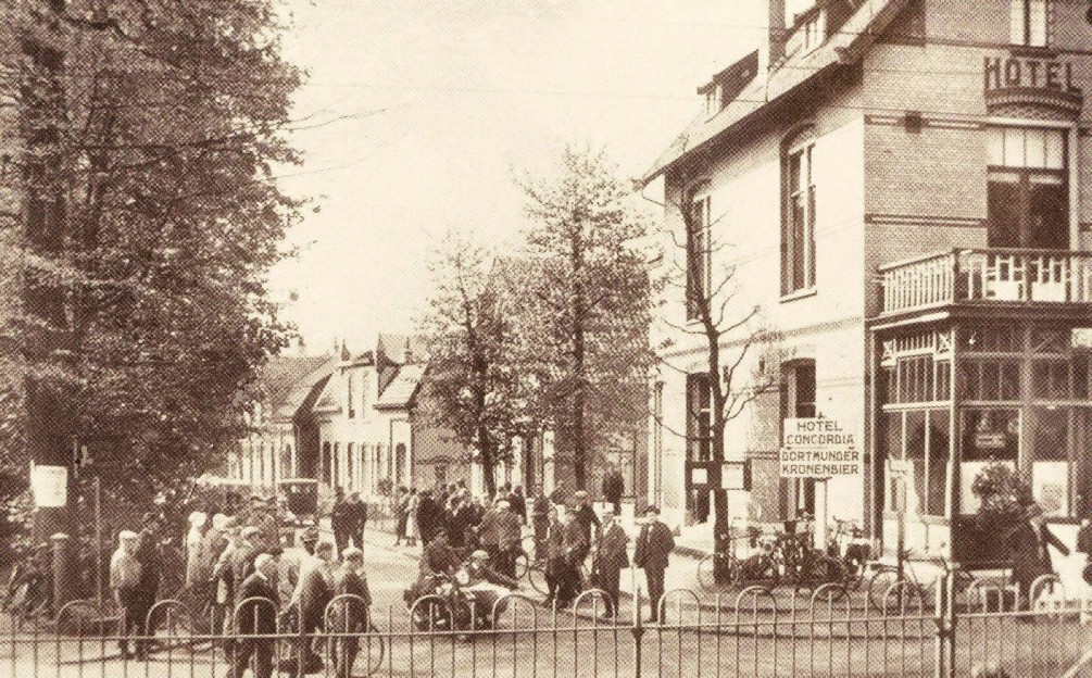 Hotel-café Concordia op de westhoek van de Prins Hendrikstraat met de Utrechtseweg. Hier traden in 1907 Jean Louis Pisuisse en Max Blokzijl op.