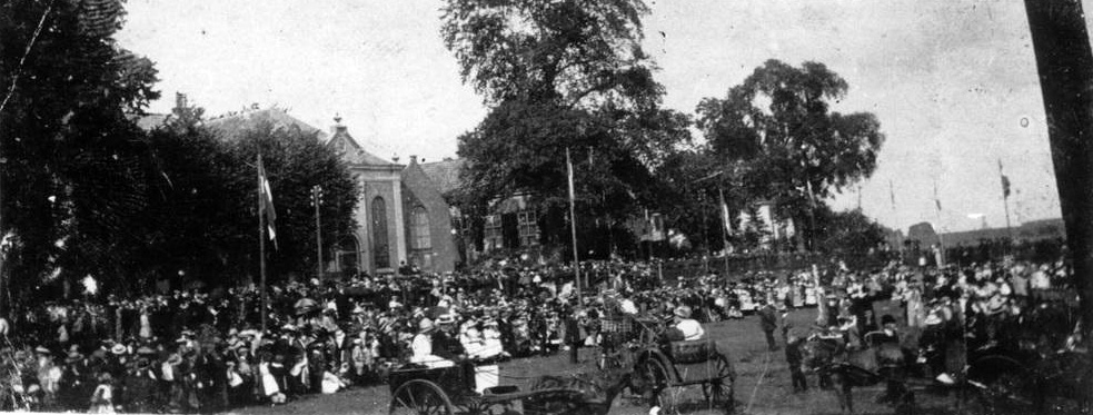 Koninginnedagviering, 31 augustus 1911, op de "wei van Rijks". Midden achter het kerkgebouw "Bethanië".