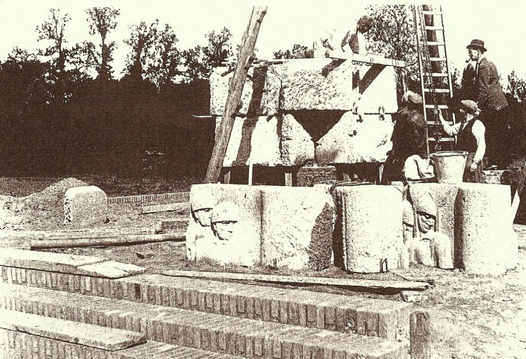 Een foto genomen kort na de start van de bouw van het monument.