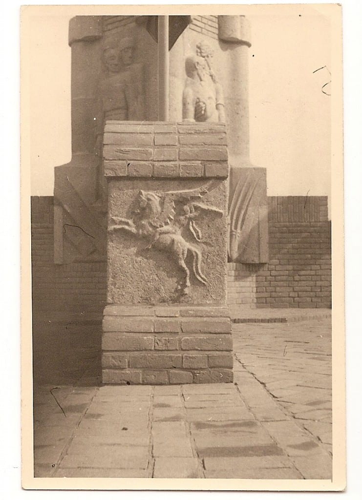 "De Pegasus" op een van de vier armen van het monument.