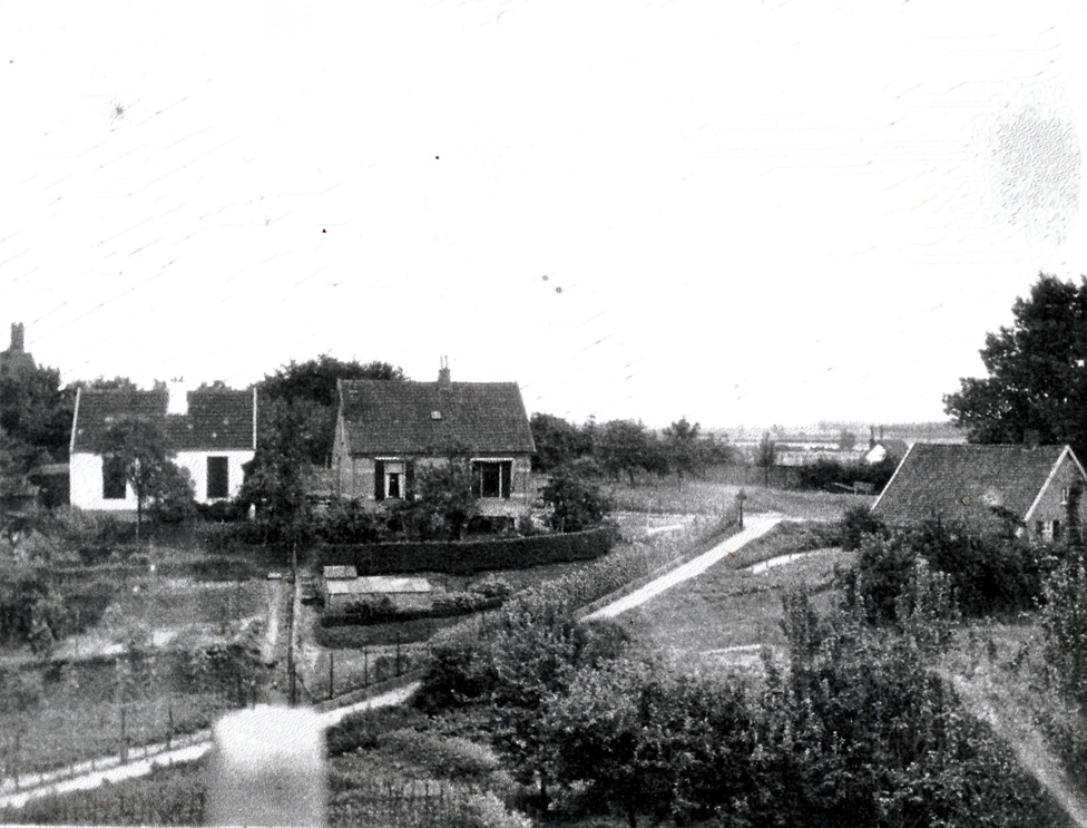 Het Zweiersdal nabij de plek van de latere Dam. Het Zweierspad loopt van de Fangmanweg naar de Weverstraat. Links de twee huisjes die nog staan tussen Villa Grada en de Dam. Rechts de boerderij van Gerritsen die werd afgebroken bij de aanleg van de Dam in de jaren `30 van de twintigste eeuw.