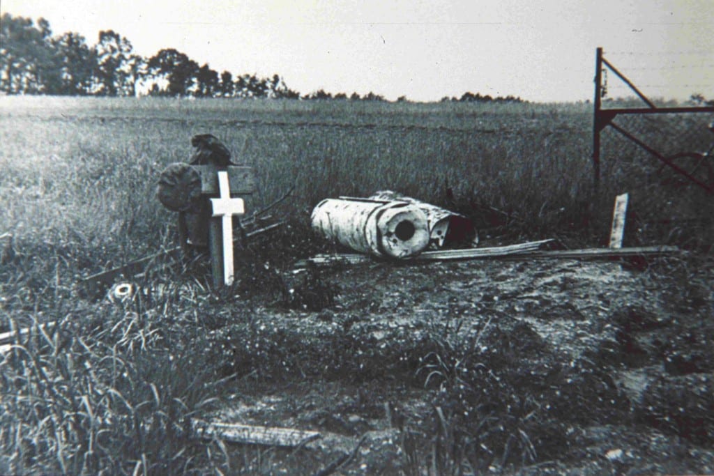 Een veldgraf nabij de Oranjeweg. Foto 1945 