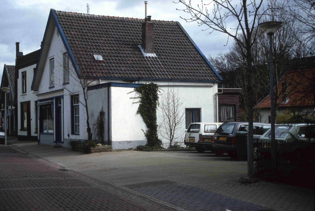 Het parkeerplaatsje op de plek van het gesloopte pand Weverstraat 56-58. Rechts op de achtergrond het huis op Weverstraat 52, gebouwd in 1850 door de arts Salomon Pieter Scheltema die in die tijd veel grond bezat in Oosterbeek, waaronder het Zweiersdal.