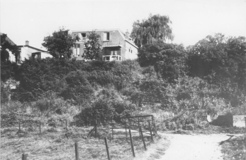 Het in 1914 gebouwde dubbele woonjuis op Benedendorpsweg 76-78, gezien vanaf het Unksepad (uiterwaarden).