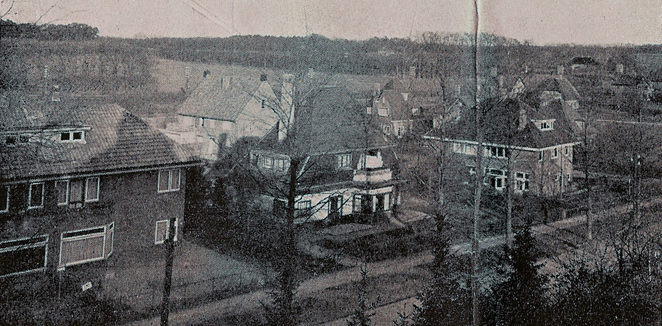 Vanuit huize "Ommershof" een zicht op de huizen aan de graaf van Rechterenweg 33/31 (gebouwd 1929), 29 (gebouwd in 1927) en het in 1951 gesloopte pand op nummer 27. Op de achtergrond de nog bestaande twee onder één kap aan de Karel van Gelderlaan 26, gebouwd in 1930. 