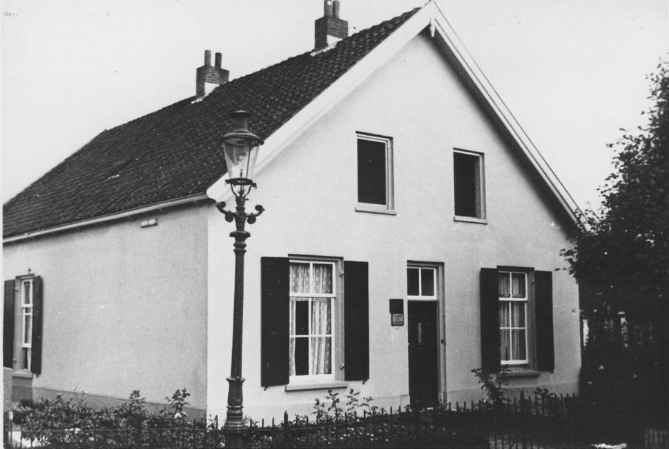 Het huis van de steenhouwer en begrafenisondernemer Hermanus van Heek op Paasberg 22.