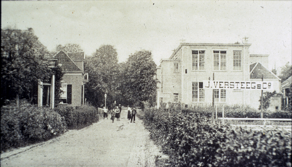 Links het huis van de manufacturenhandel Klaassen (tevens wethouder van de gemeente Renkum) en rechts voor de school het terrein van de rozenkweker Versteeg.