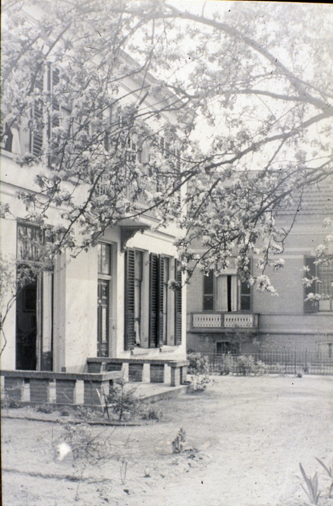 Zuidoostelijk van "Beekhof", op de noordhoek van de Fangmanweg/ Weverstraat lag tot 1944 de villa "Vredehof". Tussen "Vredehof" en de op de zuidhoek van het kruispunt gelegen villa kwam de Fangmanweg op de Weverstraat uit. 