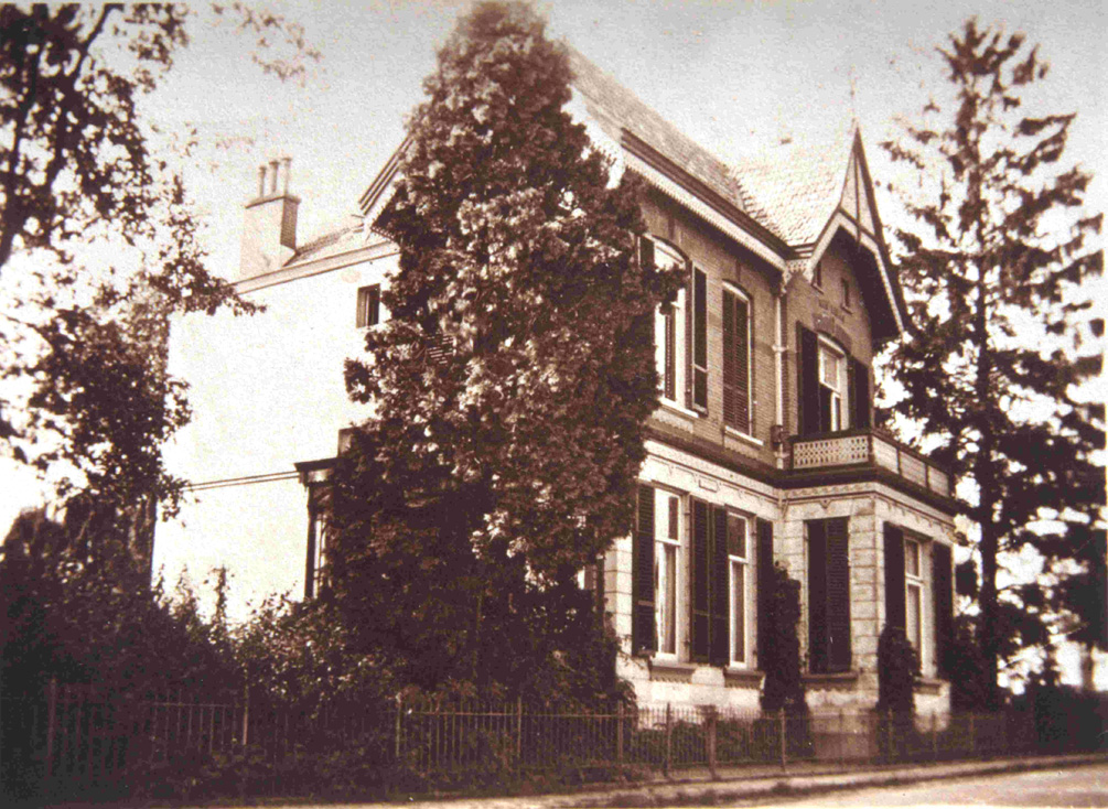 De villa op de westhoek van de Weverstraat/ Benedendorpsweg. Foto 1928.