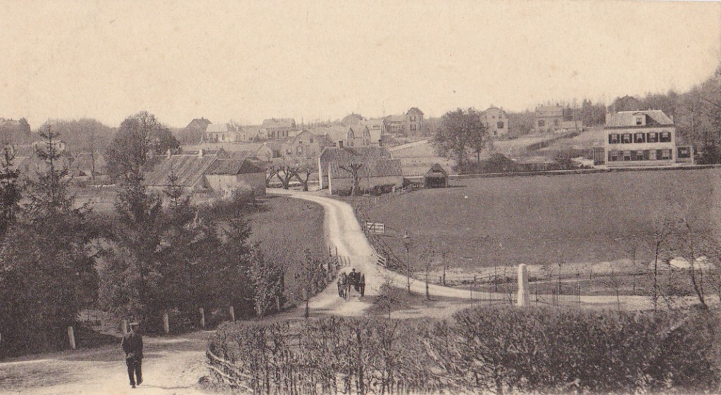 Gezicht op Heelsum vanaf de kerkheuvel. Op de voorgrond de gedenkzuil Van Brakell, op de achtergrond rechts, gelegen aan de “Aan de Beek”, het in 1899 betrokken pand van de dameskostschool, het “Huis Heelsum”. In 1964 afgebroken om plaats te maken voor “De Koningshof”