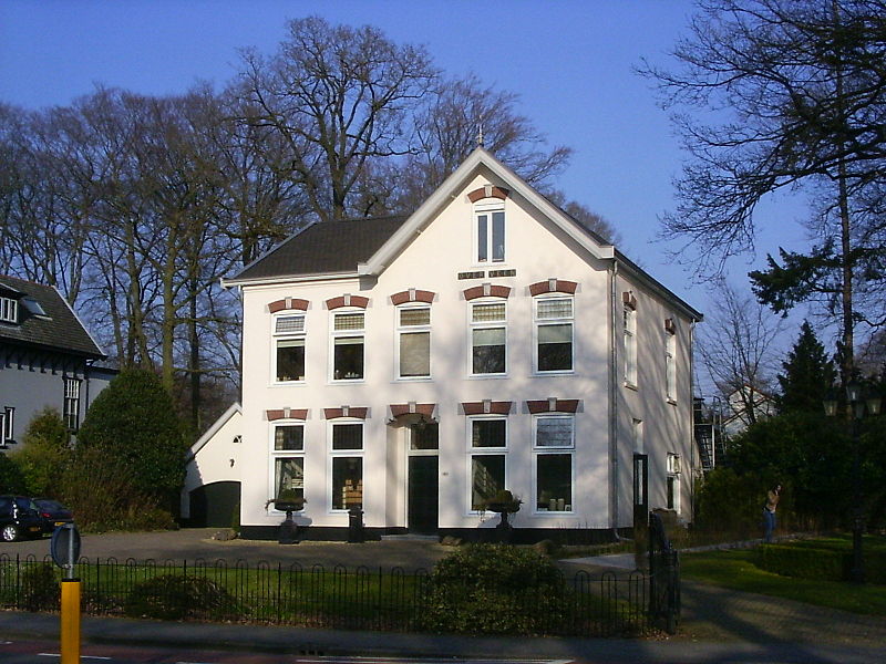 De villa "Overveen, Stationsweg 103 Ede