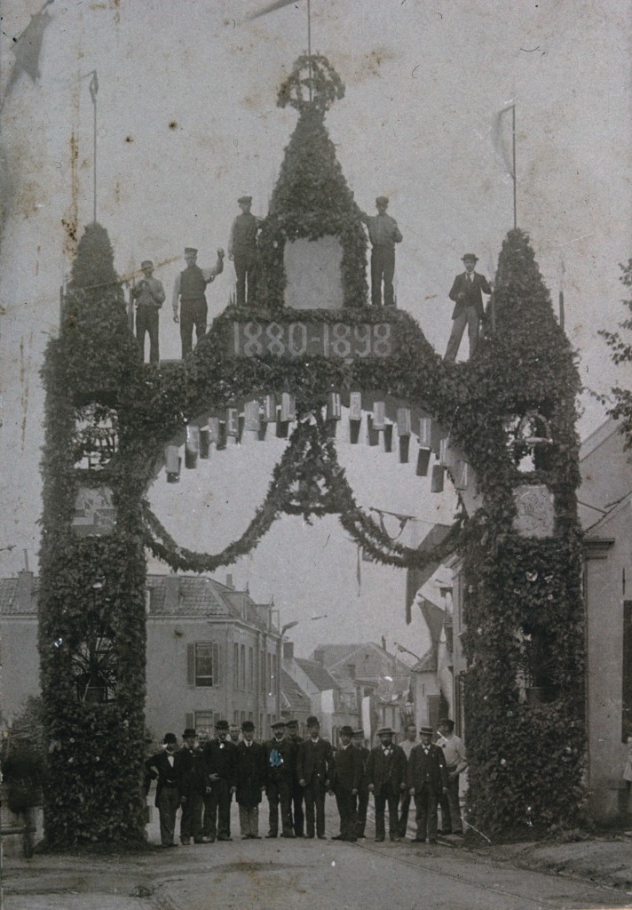 Ereboog t.g.v. de inhuldiging van koningin Wilhelmina nabij huis “Margaretha. Op de achtergrond, links, de villa “Rijnzicht”. 