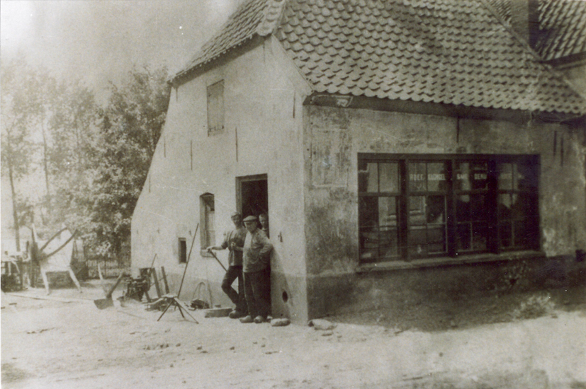  De smederij Van Roest aan de Dorpsstraat te Renkum. 