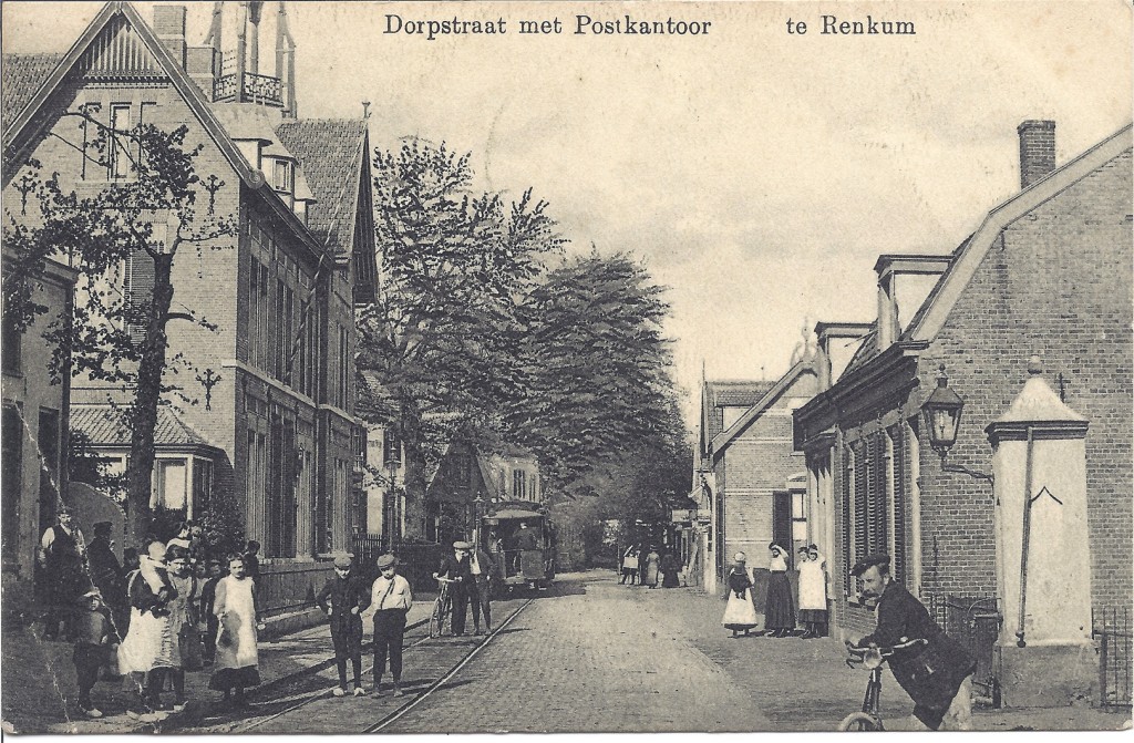  Links op de foto ziet u het postkantoor, compleet met torentje. Rechts een gedeelte van de bebouwing uit de periode van de heer Van Roest met vooraan het boerderijtje van Pluim en daarachter de bakkerij van Evers.