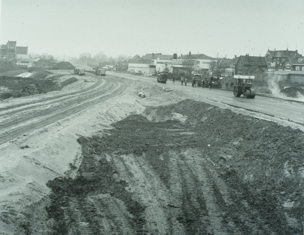 Tegelijk met de aanleg van de A50 (destijds Rijksweg 50 genoemd) medio 1975 wordt de provinciale weg N225 aangelegd. Rechts op de achtergrond "Rijnzicht".