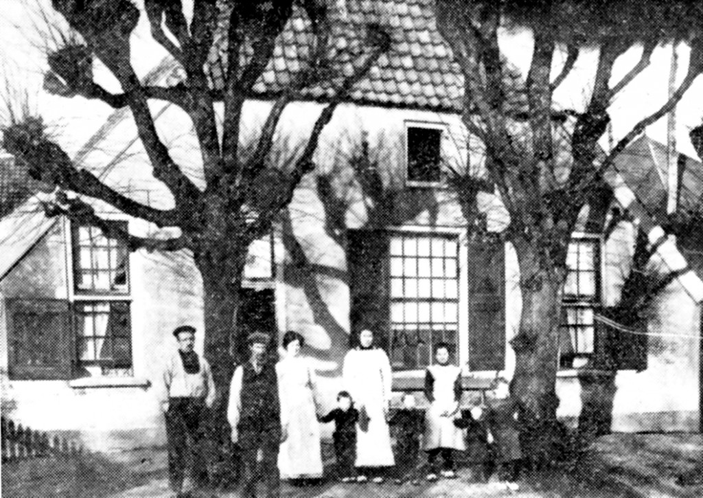 De boerderij "de Maat" werd afgebroken in 1910. Hier de laatste bewoners de familie Van den Born.