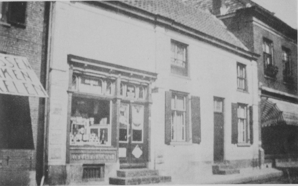 De voormalige herberg “Het Molentje” van Willem van Deelen, na verbouwing tot winkel, de kruidenierswinkel van Van der Helm. Rechts een deel van de voormalige dames-kostschool.