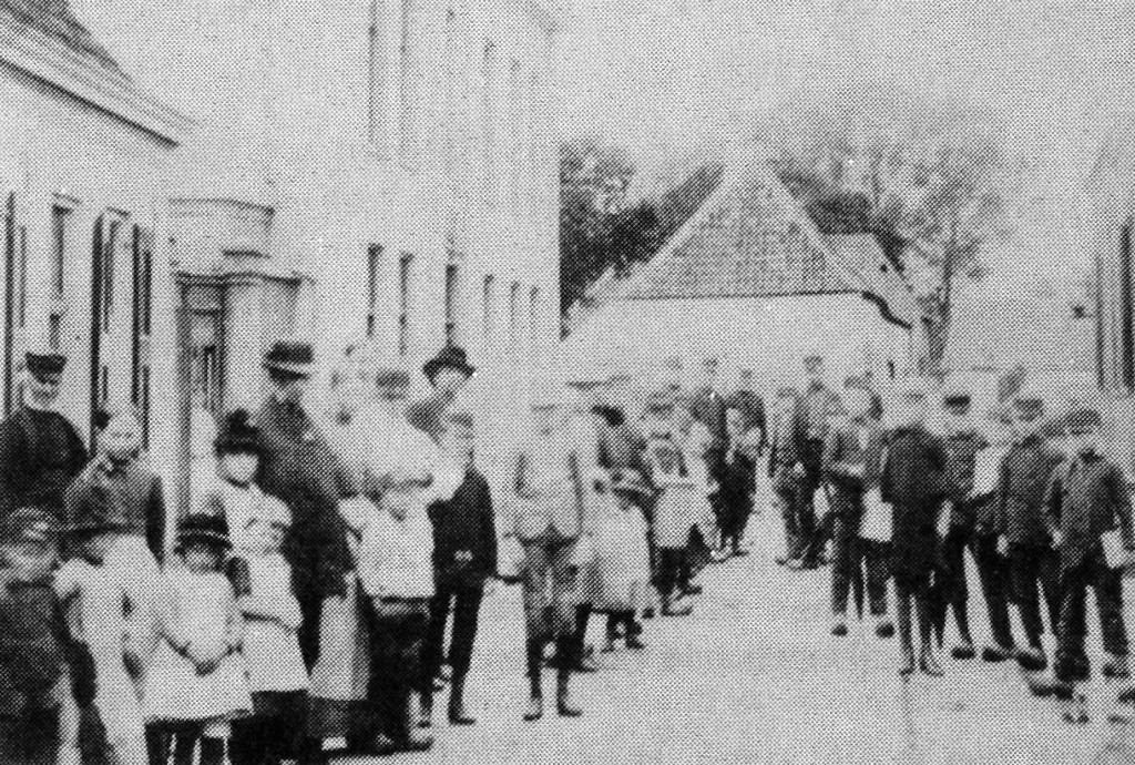Een plaatje van het oude gedeelte. (ca. 1900) De bewoners staan hier opgesteld voor het oude 'Rijnzicht'. De man met de zwarte hoed, links, is de kunstschilder Hendrikus Alexander van Ingen. Uiterst links, de paardenslager Pluim. 