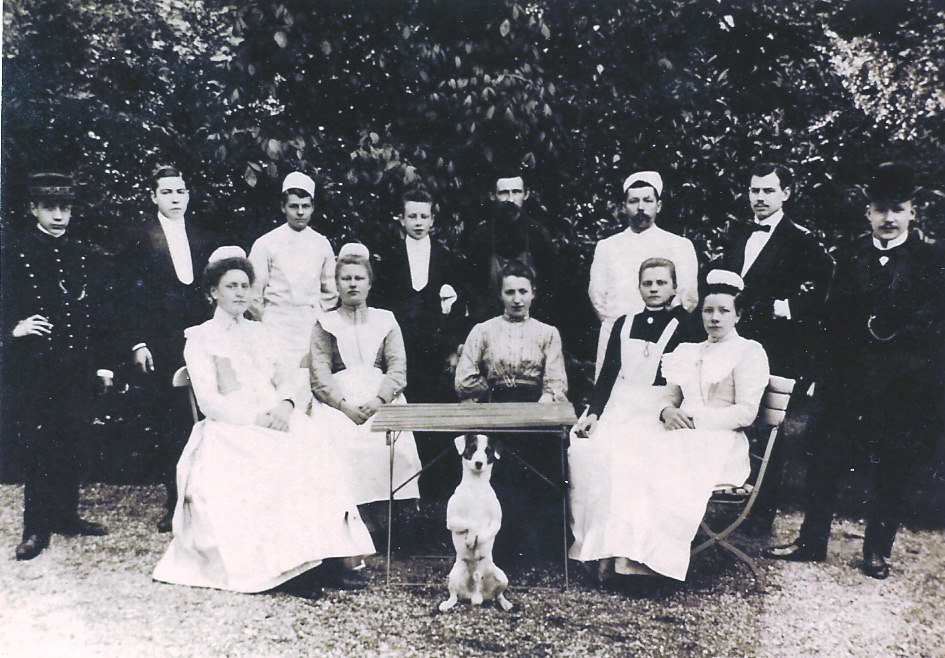 Cornelis H. Ogterop met personeel in de tuin van hotel de Tafelberg 1903.