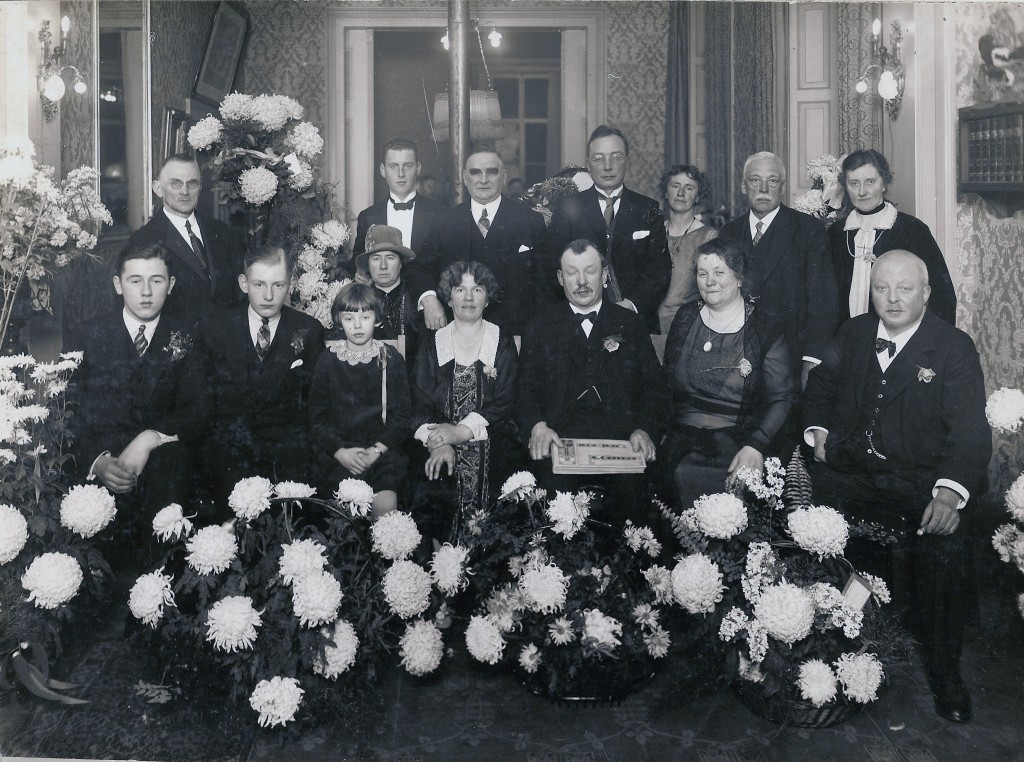 Familie Ogterop, commissarissen van de N.V. de Tafelberg en personeel in hotel de Tafelberg                                                 t.g.v. het 25 jarig bestaan van het hotel in 1927 
