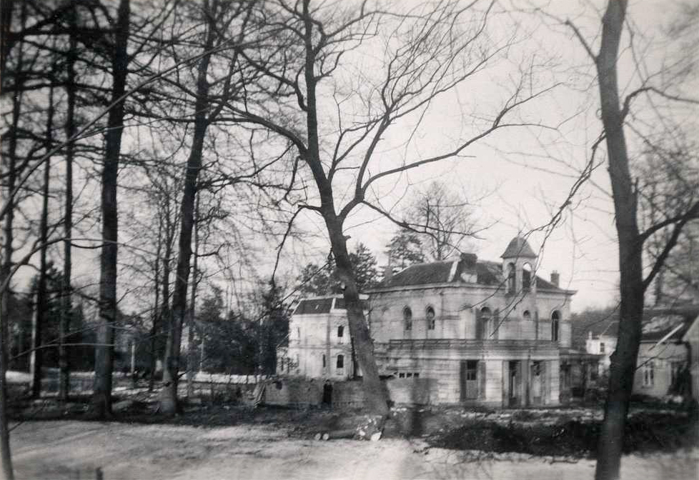 Een laatste blik op de villa "Westerpark met aan de achterzijde de markante belvedère.