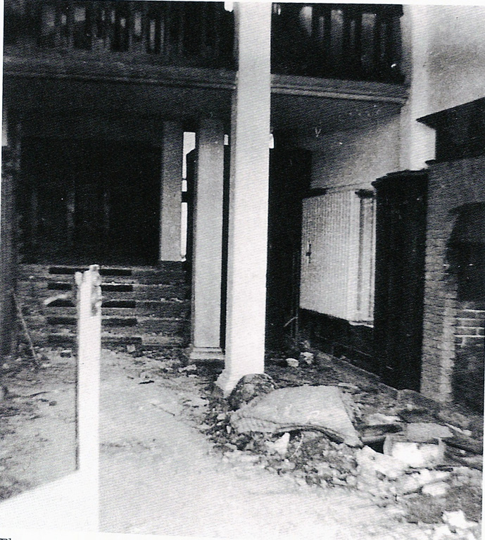 Hal van het hotel na de gevechtshandelingen van 1944.