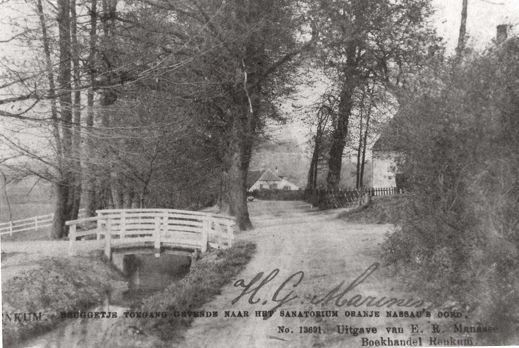 De fotograaf staat op Onder de Bomen. Naar links, over het bruggetje, Kortenburg of de Grunsfoortse Dijk. Naar rechts de Nieuweweg en rechtdoor de Beukenlaan.