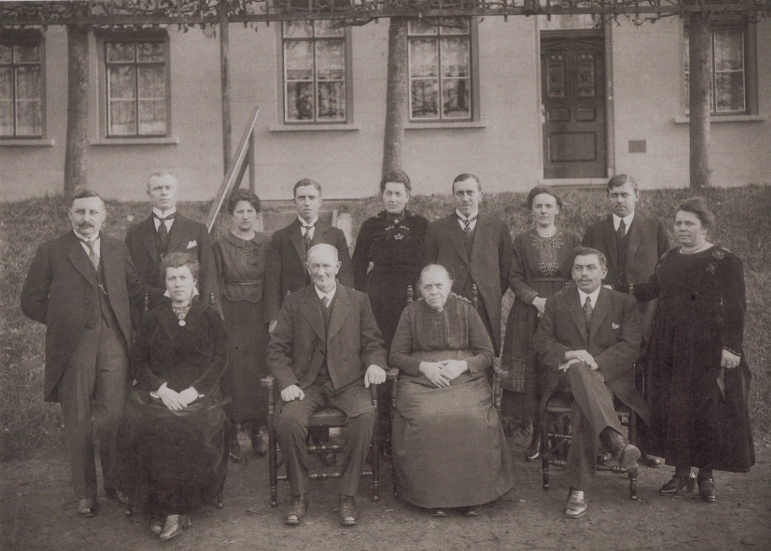 Familie Ruijtenberg in 1920 t.g.v. het 40-jarig huwelijksfeest bijeen in Waspik.