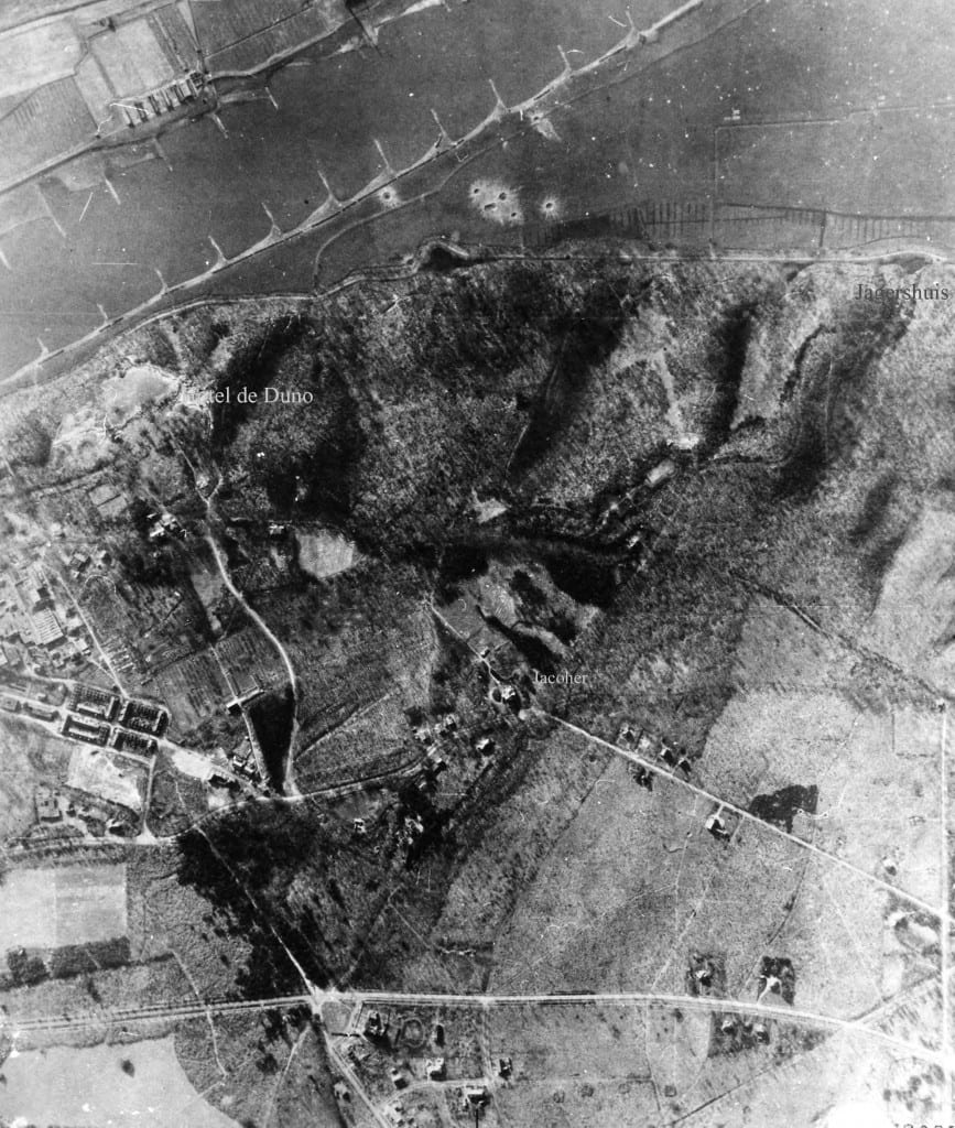 Luchtfoto maart 1945 van het gebied rond de villa Jacoher. Rechtsboven de plek waar het Jagershuis stond.